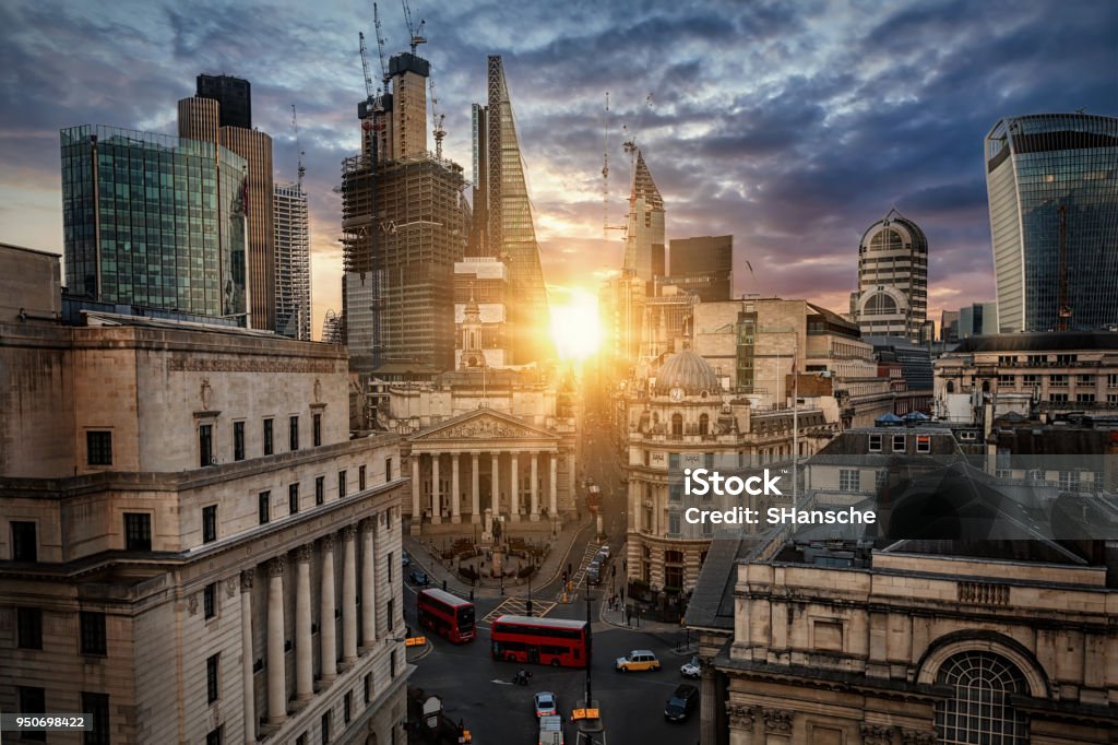 Salida del sol detrás de la ciudad de Londres - Foto de stock de Londres - Inglaterra libre de derechos