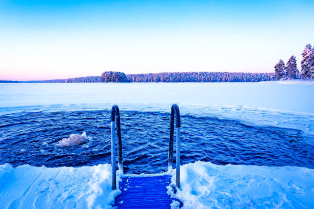 ледяной плавательный плак из кухмо, финляндия - кухмо стоковые фото и изображения