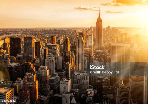 Foto de Horizonte De Nova Iorque Ao Pôr Do Sol e mais fotos de stock de New York City - New York City, Silhueta urbana, Pôr-do-sol
