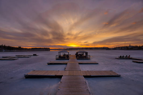 puesta de sol sobre el lago helado - kenora fotografías e imágenes de stock