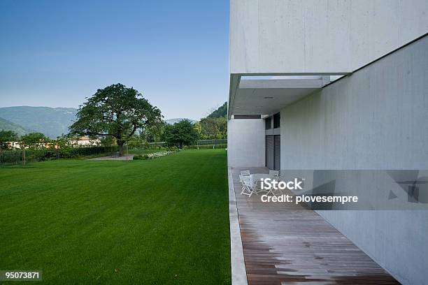 Casa Moderna - Fotografie stock e altre immagini di Albero - Albero, Ambientazione esterna, Ampliamento di una casa