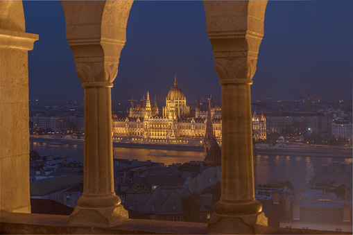 Edificio del Parlamento en Budapest, Hungría en la hora azul. Patrimonio de la humanidad photo