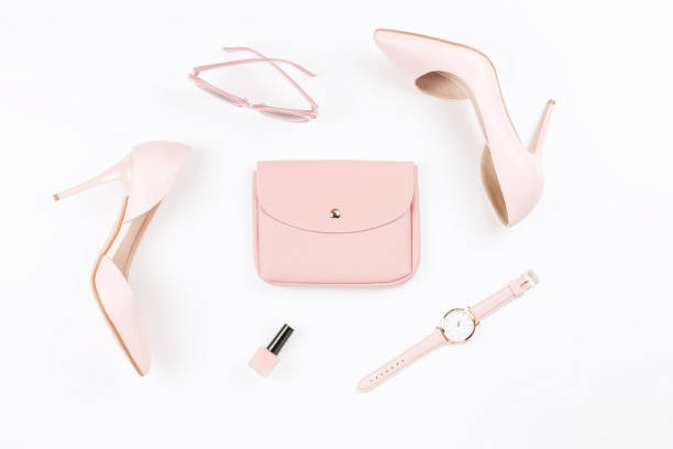 zapatos mujer rosa pálidos y accesorios de moda sobre fondo blanco. concepto de blogger de moda plana pone. - pointed toe fotografías e imágenes de stock