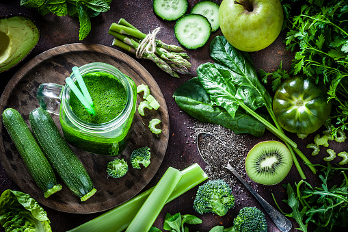 Concepto de dieta de desintoxicación: verde verduras sobre mesa rústica photo
