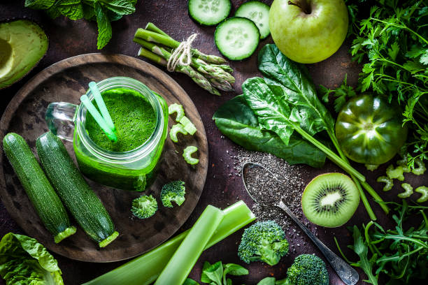 concepto de dieta de desintoxicación: verde verduras sobre mesa rústica - healthy eating fruit drink juice fotografías e imágenes de stock