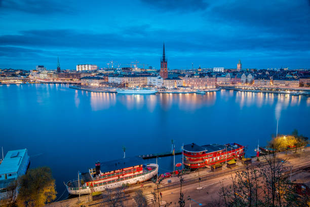 panorama skyline di stoccolma al crepuscolo, svezia - stockholm panoramic bridge city foto e immagini stock