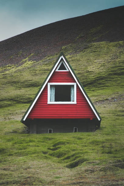 cabina de a-frame rojo tradicional en islandia - shed cottage hut barn fotografías e imágenes de stock