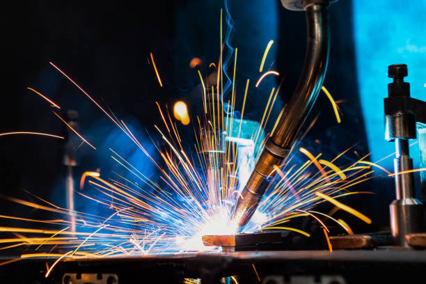 industrieroboter sind bewegung schweißen teil für automobile in fabrik - automobile industry metal industry in a row gear stock-fotos und bilder