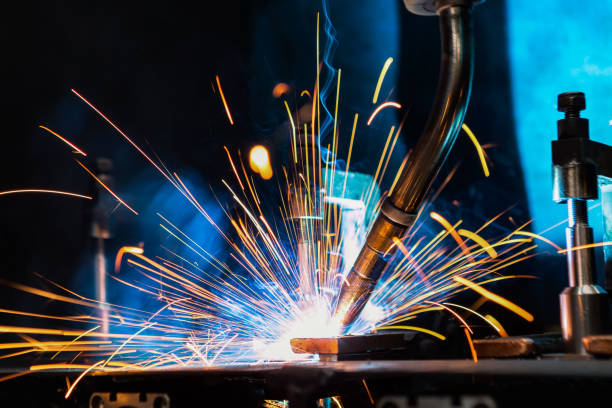 산업용 로봇은 자동차 부품 공장에서 용접 하는 운동 - industry welding welder manufacturing 뉴스 사진 이미지