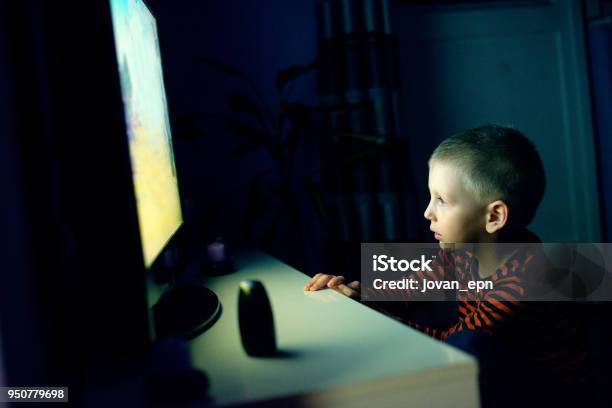 Süsser Boy Beobachten Cartoon Stockfoto und mehr Bilder von Fernsehen - Fernsehen, Kind, Fernseher