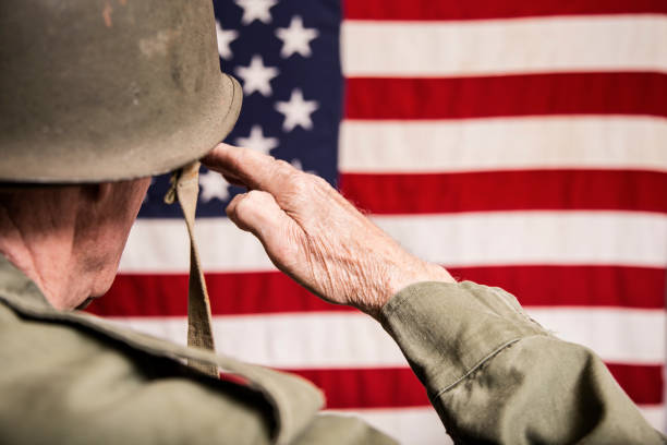 senior adulte usa forces armées militaires avec le drapeau américain. - veteran senior adult saluting armed forces photos et images de collection