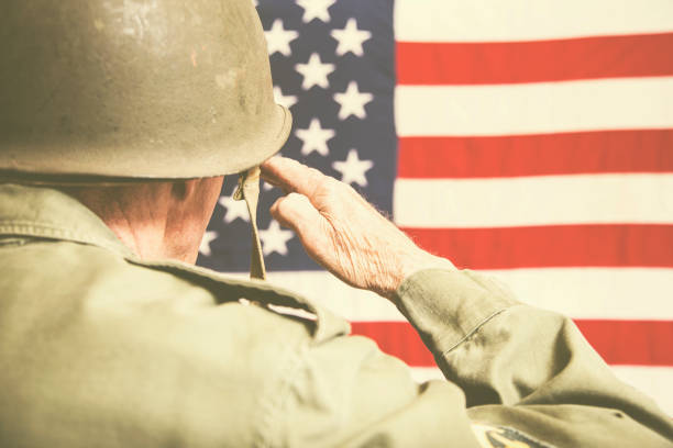 senior adulte usa forces armées militaires avec le drapeau américain. - veteran senior adult saluting armed forces photos et images de collection