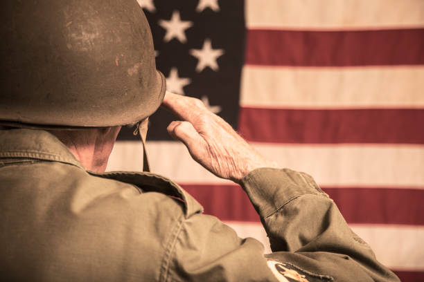 senior adulte usa forces armées militaires avec le drapeau américain. - veteran senior adult saluting armed forces photos et images de collection
