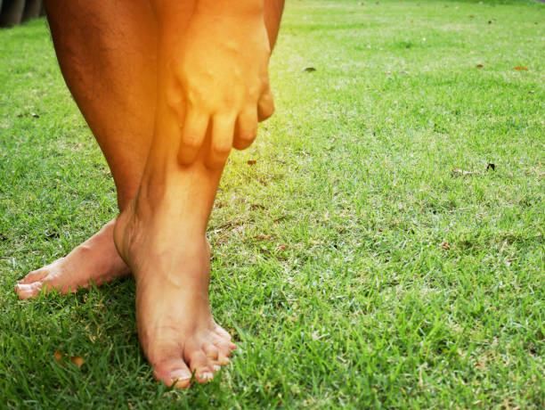 démangeaisons du pied champignon sur l’herbe dans le parc. - podiatry human foot grass barefoot photos et images de collection