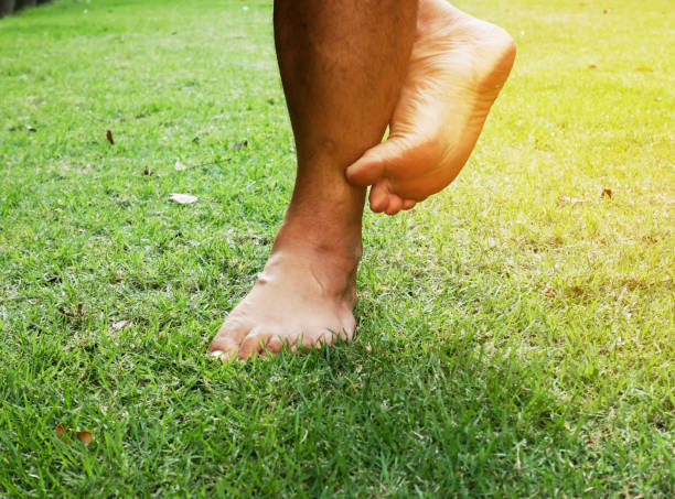 démangeaisons du pied champignon sur l’herbe dans le parc. - podiatry human foot grass barefoot photos et images de collection