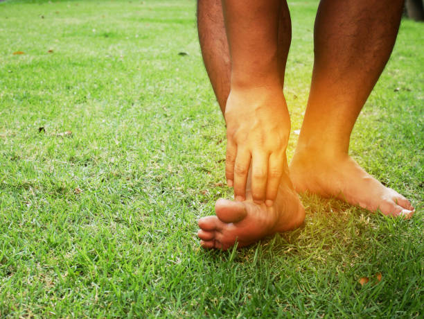 démangeaisons du pied champignon sur l’herbe dans le parc. - podiatry human foot grass barefoot photos et images de collection