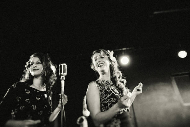 istock Singing in the Club 950793400