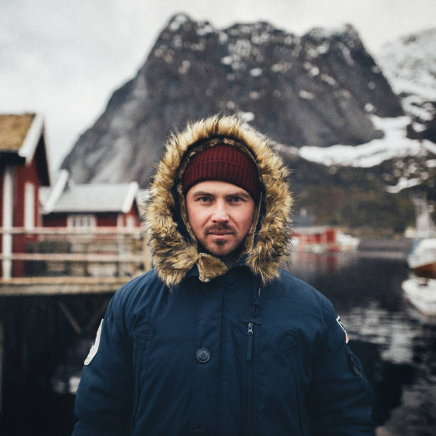 viajero de hombre sentado en un muelle en el pueblo reine, noruega - explorer tourist frowning men fotografías e imágenes de stock
