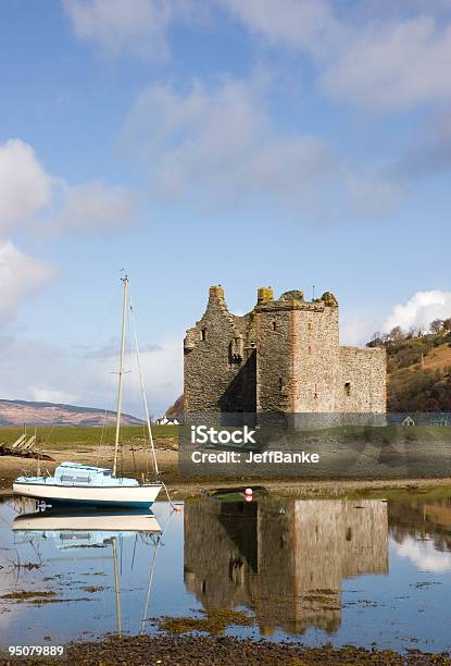 Castillo En Lochranza Escocia Foto de stock y más banco de imágenes de Agua - Agua, Aire libre, Aldea