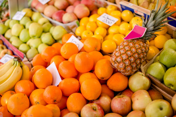 produtos frescos no carrinho de mercado do agricultor - agriculture autumn apple greengrocers shop - fotografias e filmes do acervo