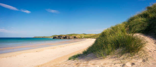 bela praia de escocês na costa norte - landscape uk scotland scenics - fotografias e filmes do acervo