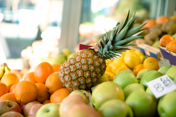 abacaxi e outras frutas no mercado do fazendeiro - agriculture autumn apple greengrocers shop - fotografias e filmes do acervo