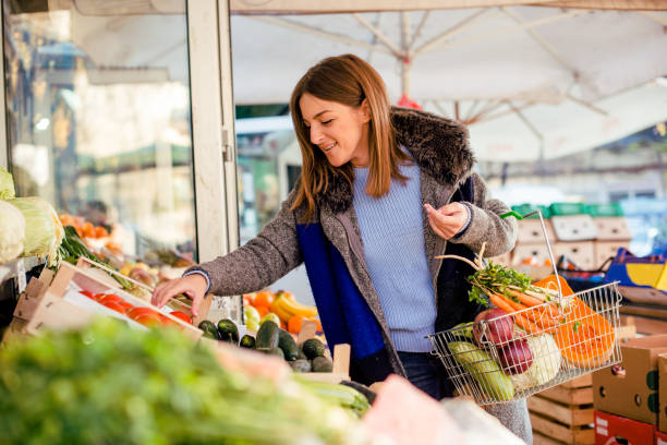 istock Smiling woman buying vegetables 950814814