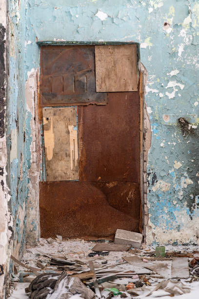 istock Closed door in a dirty ruined room 950820504