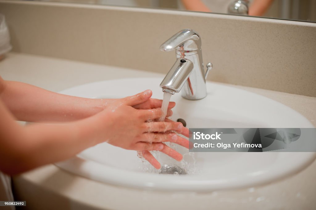 子供の手のクローズ アップを洗う - 1人のロイヤリティフリーストックフォト