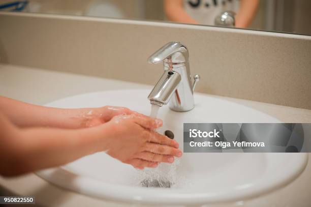 子供の手のクローズ アップを洗う - 1人のストックフォトや画像を多数ご用意 - 1人, お手洗い, きれいにする