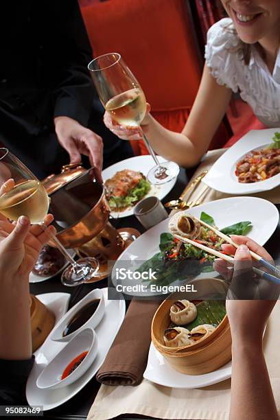 Foto de Jovem Casal Feliz Comemorando Com Vinho Branco No Restaurante Chineese e mais fotos de stock de Acontecimentos da Vida