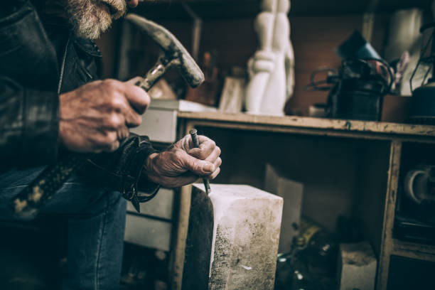 istock Senior sculptor artist 950830108