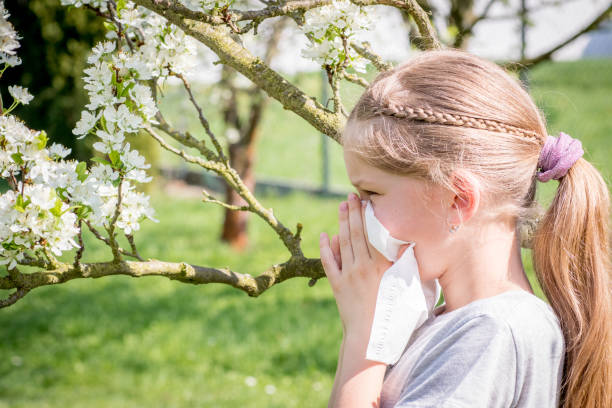 bambina starnutisce a causa di una reazione allergica all'aperto - allergy pollen tree hay fever foto e immagini stock