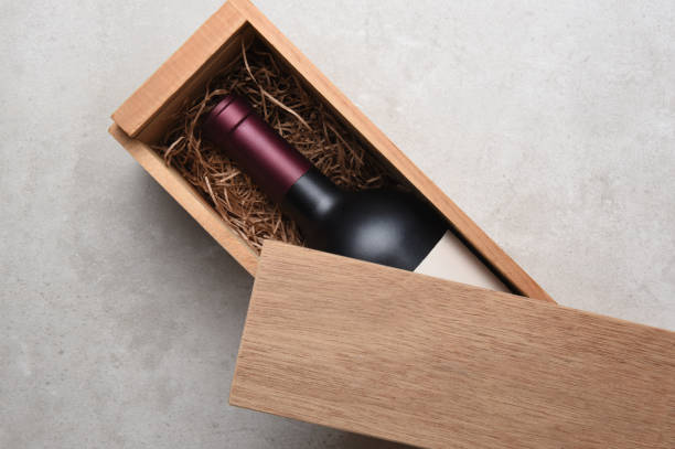 une seule bouteille de vin rouge dans une boîte en bois - wine wine bottle box crate photos et images de collection
