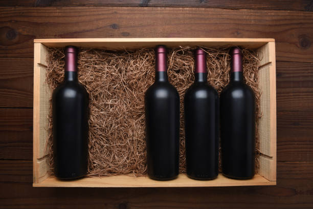 caisse en bois de bouteilles de vin rouges avec un disparus - wine wine bottle box crate photos et images de collection