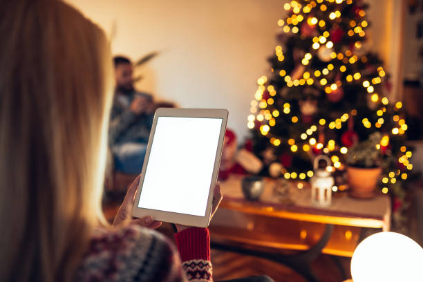 digitalen tabletts - christmas shopping internet family stock-fotos und bilder