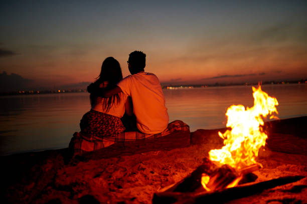 appuntamento romantico in spiaggia di notte - date night foto e immagini stock