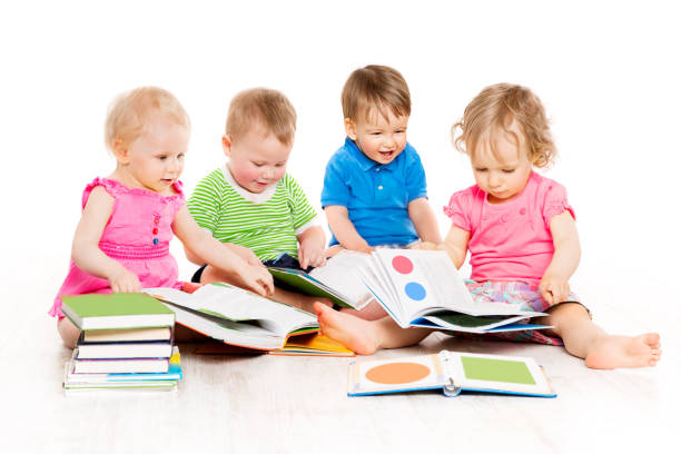 enfants lire des livres, éducation précoce de bébés, enfants garçons et filles blanc isolé - preschooler child offspring purity photos et images de collection