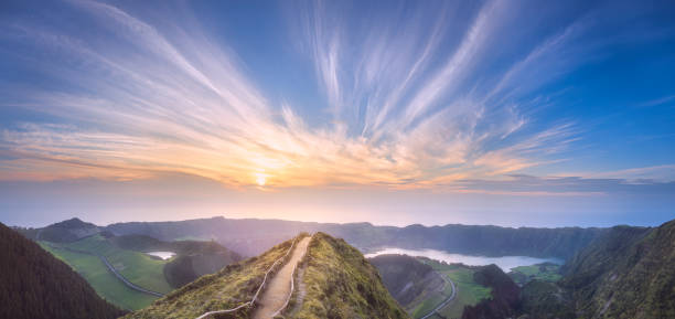 isla de sao miguel y lago ponta delgada, azores - road street nature mountain peak fotografías e imágenes de stock