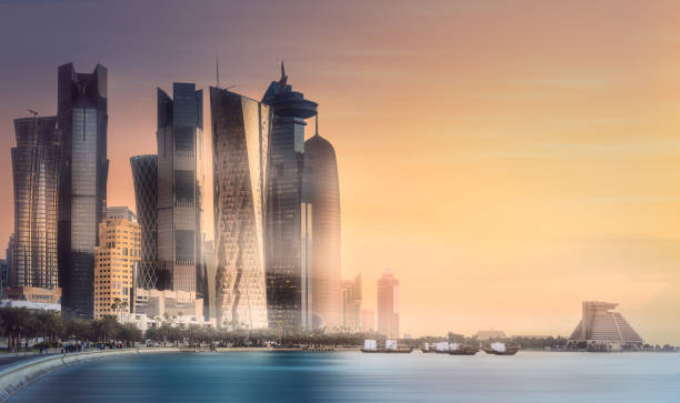 die skyline von west bay und stadt doha, katar - museum of islamic art doha stock-fotos und bilder