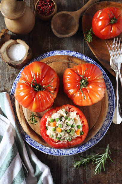 tomates crudos rellenos atún y verduras - stuffed tomato fotografías e imágenes de stock