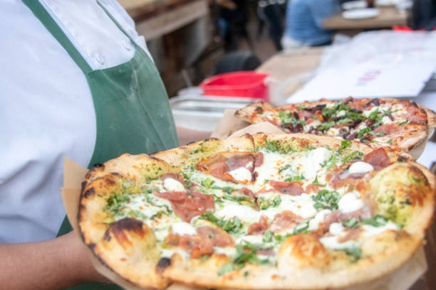 ピザ時間 - pizza pizzeria restaurant waiter ストックフォトと画像