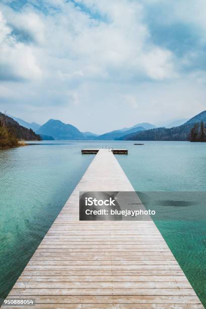 Photo libre de droit de Appontement En Bois Avec Alpine Lake En Été banque d'images et plus d'images libres de droit de Lac - Lac, Jetée, Ponton