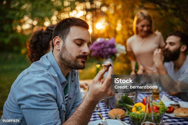 Es Ist So Schön Und Zart Stockfoto und mehr Bilder von Essen - Mund benutzen - Essen - Mund benutzen, Schmecken, Speisen