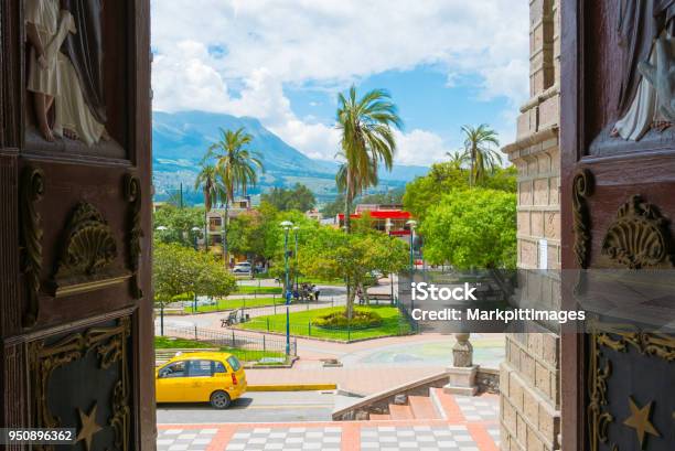 Abdón Calderón Parque En Un Día Soleado Otavalo Ecuador Foto de stock y más banco de imágenes de Agua