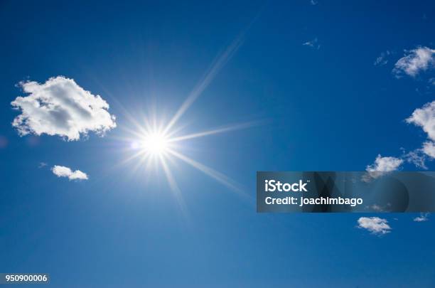 Hermoso Cielo Azul Y Sol Brillante Foto de stock y más banco de imágenes de Sol - Sol, Tiempo atmosférico, Luz del sol