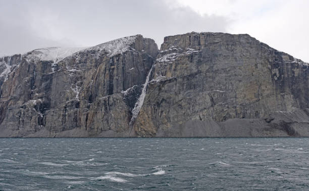 sheer cliffs in sam ford fjord - baffin island imagens e fotografias de stock