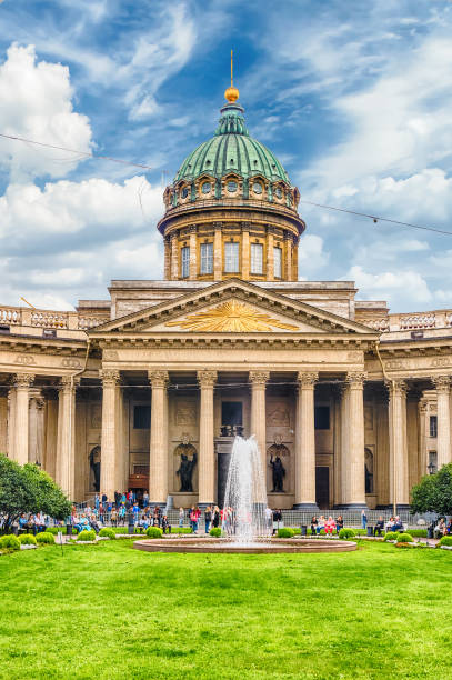 ファサードとサンクトペテルブルク、ロシアのカザン大聖堂の列柱 - editorial dome sky cloud ストックフォトと画像