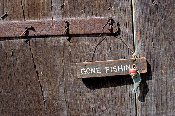 gone fishing sign auf alten Tür – Foto