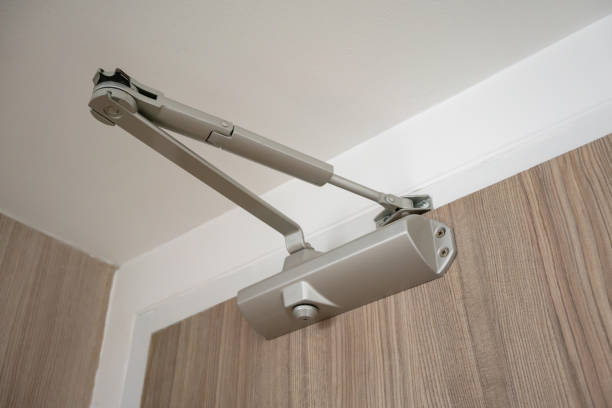 Concealed hydraulic buffering 90 degree positioning door closer the slide lever arm with a stop gate Cam structure. Automatic hydraulic device, leaver hinge door closer holder. oculto a 90 grados de amortiguación hidráulico colocación puerta más cerca el brazo de palanca deslizante con una parada de puerta estructura de cam. dispositivo hidráulico automático, sujeta-puertas más cerca de la bisagra de licenciado.